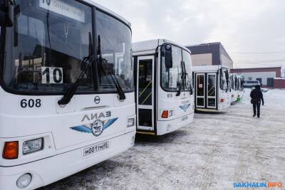 В Южно-Сахалинске задымился автобус с пассажирами