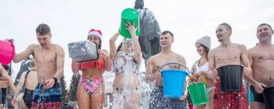 Три десятка новосибирцев облились ледяной водой на площади Ленина