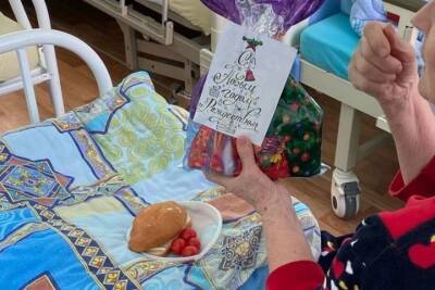 В Ярославле пожилые люди получают новогодние подарки от волонтеров