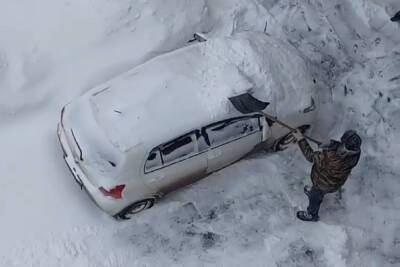 В Ярославле дворник заваливал машины снегом
