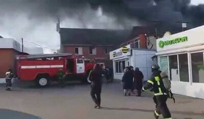 Во Владивостоке случился сильный пожар на рынке