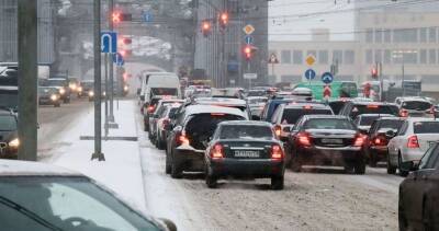 Морозы и обильные снегопады парализовали движение на дорогах Петербурга утром 27 декабря