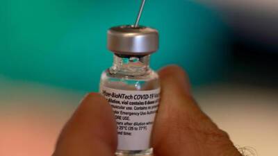 В разгар эпидемии: битва за 4 прививку и отмена красных стран