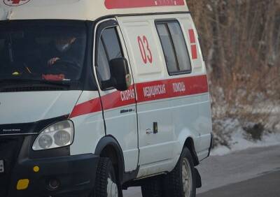 На улице Гагарина легковушка въехала в столб, пострадала женщина