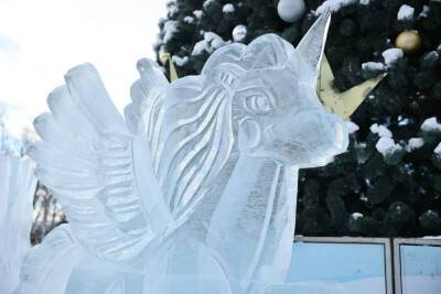 Городок с ледяными скульптурами появился на площади Ленина в Южно-Сахалинске