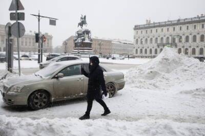 В понедельник дороги заснеженного Петербурга оказались в плену 7-балльных утренних пробок