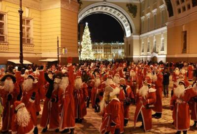 Накануне в Петербурге прошел забег Дедов Морозов несмотря на мороз