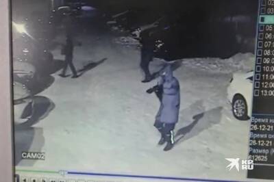 В Екатеринбурге банда подожгла машину на парковке, угрожая охраннику «автоматом»