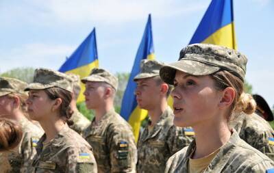 "Издевательство": украинцы требуют отменить обязательный воинский учет для женщин