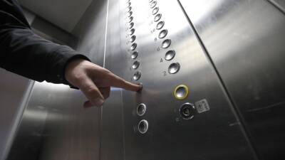 В Уфе жители дома оказались удивлены увиденным на записях из лифта