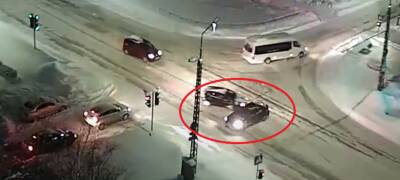 Два автомобиля устроили столкновение в Петрозаводске (ВИДЕО)