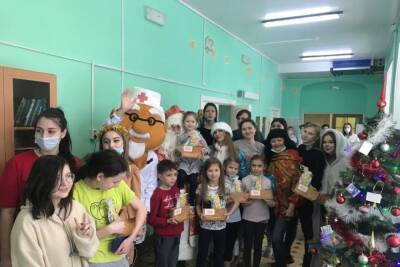 Волонтеры-медики подарили новогодний праздник детям, находящимся в тверских больницах