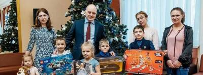 Глава г.о. Пушкинский Красноцветов поздравил талантливых детей с наступающим Новым годом