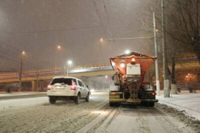 337 спецмашин ликвидируют последствия снегопада в Волгоградской области
