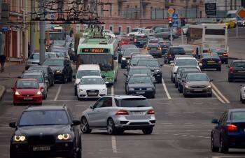 Автомобилям хотят разрешить поворачивать направо вместе с пешеходами
