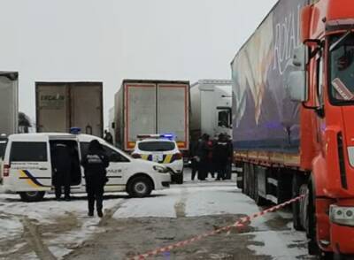 Тело женщины нашли на стоянке грузовиков: видео загадочной трагедии под Одессой