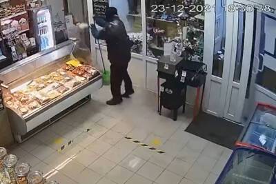 Тверская полиция ищет мужчину в балаклаве, совершающего налеты на магазины