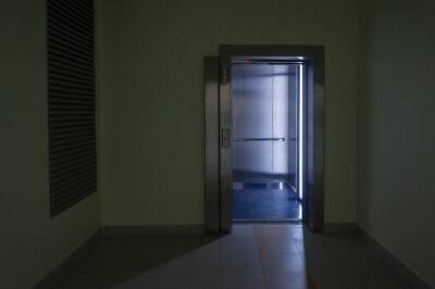 В Ленобласти возбудили уголовное дело из-за застрявшей на 9 часов в лифте пенсионерки