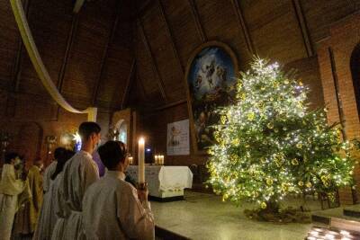 Литургия с запахом хвои: в Новосибирске отпраздновали католическое Рождество
