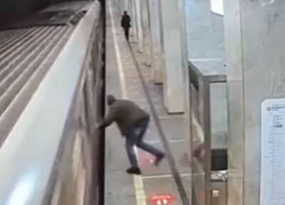 Пассажир московского метро ударился головой о разогнавшийся поезд