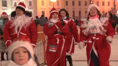 В Санкт-Петербурге уже по традиции прошел международный забег Дедов Морозов