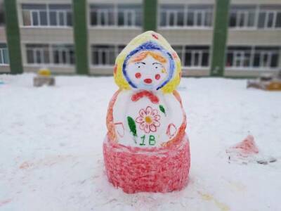 В Новосибирске появилась антиковидная матрёшка-снеговик в маске
