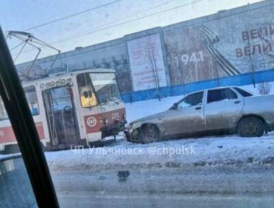 На Московском шоссе столкнулись «десятка» и трамвай