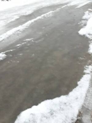 «Не пройти, не проехать». В одном из СНТ Челябинска больше 10 лет дорогу заливает водой