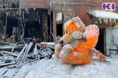 Жильцы сгоревшего дома в Сыктывкаре вывозят уцелевшие вещи