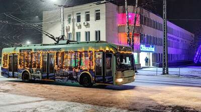 Праздничная иллюминация и тематические украшения: новогодние троллейбусы курсируют в Могилеве