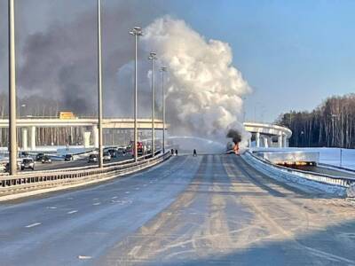 На Киевском шоссе полностью перекрыли движение из-за вспыхнувшего грузовика с газом (фото)