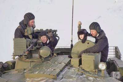 Минниханов выполнил новогоднее желание Камиля из Челнов покататься на танке