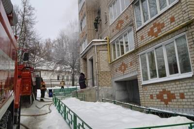 12 человек эвакуировали из горящего дома в Суворове