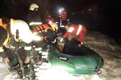 Люди провалились под лед на Днепропетровщине: спасатели сделали все возможное