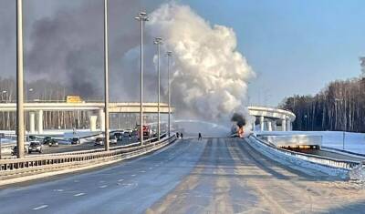 На Киевском шоссе в Новой Москве загорелся грузовик с цистерной пропана