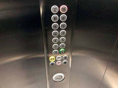 В Ленобласти 90-летняя женщина девять часов провела в застрявшем лифте, следователи задержали диспетчера