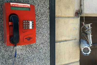 Знаменитые красные телефоны-автоматы отодрали от стен петербургских домов