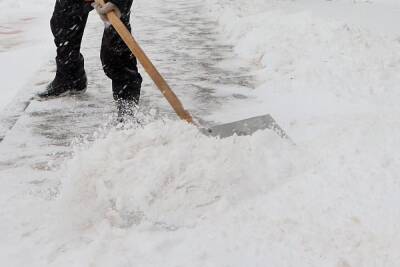 Медики предупредили о риске внезапной смерти при ручной уборке снега