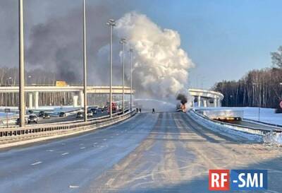На Киевском шоссе горит бензовоз