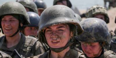 Украинки в социальных сетях высказываются против воинского учета для женщин
