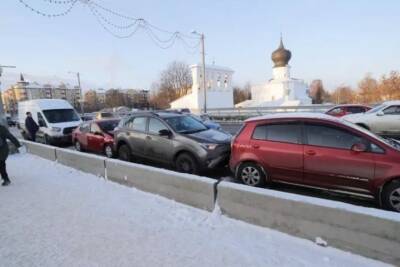 ДТП с четырьмя автомобилями произошло в центре Пскова