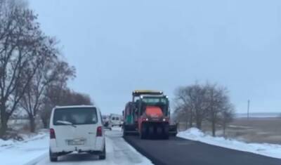 На дороге в Одесской области асфальт стелят прямо в снег, видео: "Не придется чистить трассу"