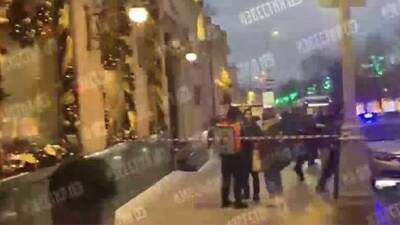 В центре Москвы голый мужчина с ножом выпал из окна