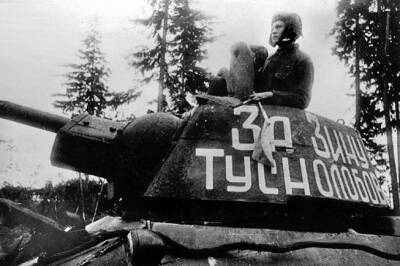 Что случилось с Зиной Туснолобовой, имя которой писали на танках и самолетах - Русская семерка