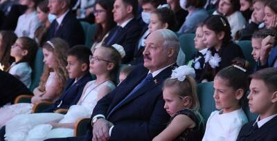 Кто сидел рядом с Александром Лукашенко на главной елке во Дворце Республики