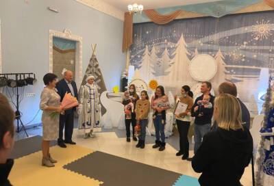 В Кировском районе семье с новорожденной тройней вручили «жилищный» сертификат