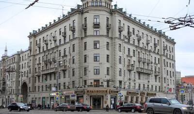 В центре Москвы обнаженный мужчина с ножом выпал из окна