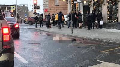 Голый мужчина выпал из окна в центре Москвы