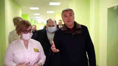 Спикер Госдумы Вячеслав Володин осмотрел новую детскую поликлинику, построенную в Саратове
