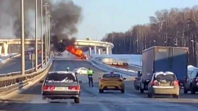 Горящий грузовик с газом парализовал движение на Киевском шоссе в Новой Москве